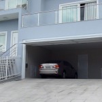 Porta basculante articulada - Basculante MagicDoor vence vo de 9m de garagem.